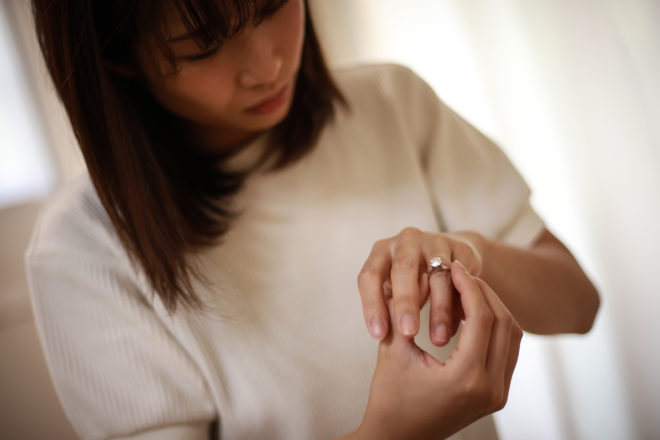 婚約指輪の値段に仰天…！彼女が欲しがっている指輪をあげるべき？【お悩み相談】