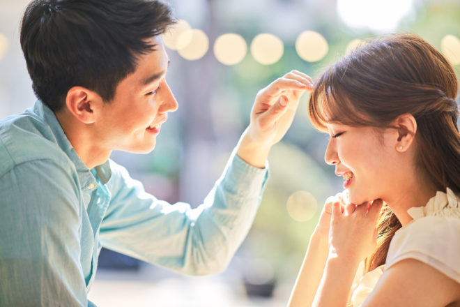 シャンプーの香り、絶妙なスキンシップ…モテる女性の「王道テクニック」が令和男子にも効く理由