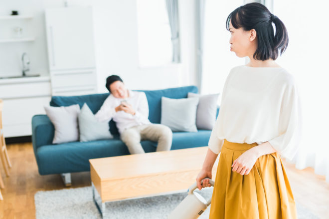 「脱いだ服はそのまま、お風呂に入らない…」ズボラ夫の困った行動。知恵を絞った妻の対処法がスゴい