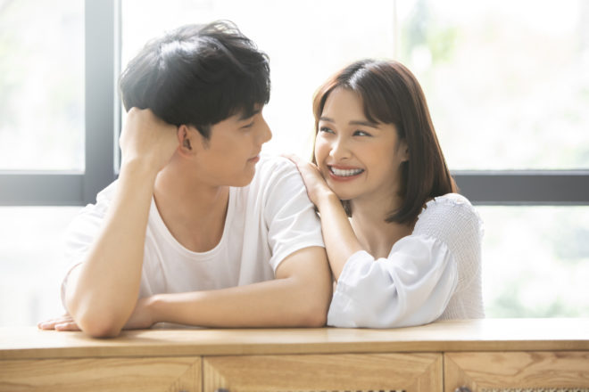 「悩んだ時に“励ましてくれる女性”にグッとくる…」男性が結婚したい理想の女性