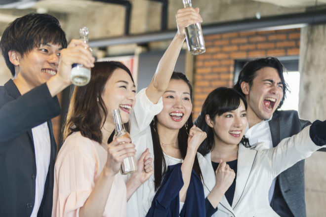 【横丁にスポーツバー、まさかのスナックまで？】アラサー男女が出会いを期待できる場所5選！